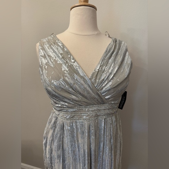 Plus Sequin Dress 🩶🤍 - Picture 5 of 14